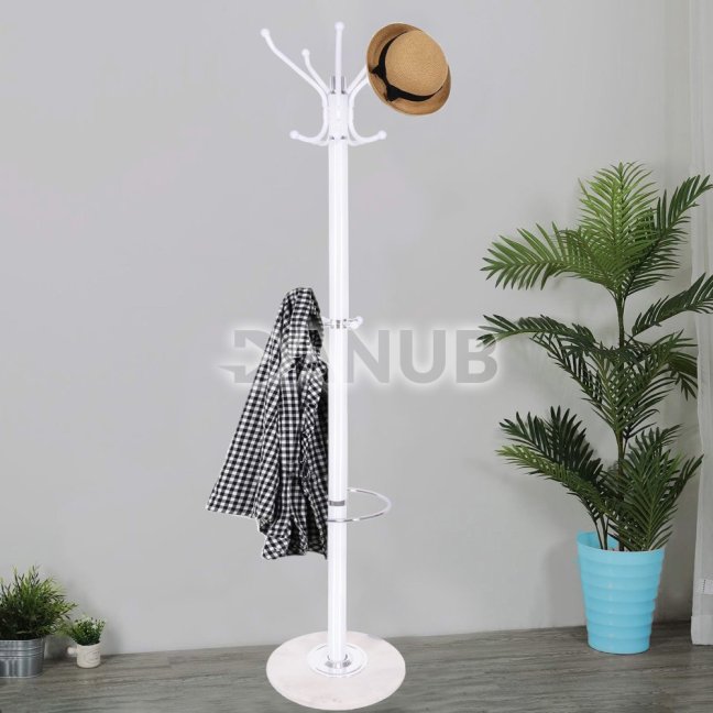 Biely stojanový vešiak s mramorovou základňou