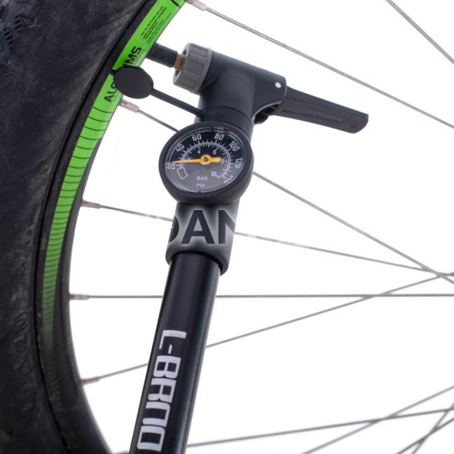 L-BRNO Pumpa na bicykel s tlakomerom a držiakom na bicykel