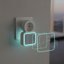 Digitálny bezbatériový a bezdrôtový zvonček – Kinetický – do zásuvky 220–240V AC – biely – modrá LED